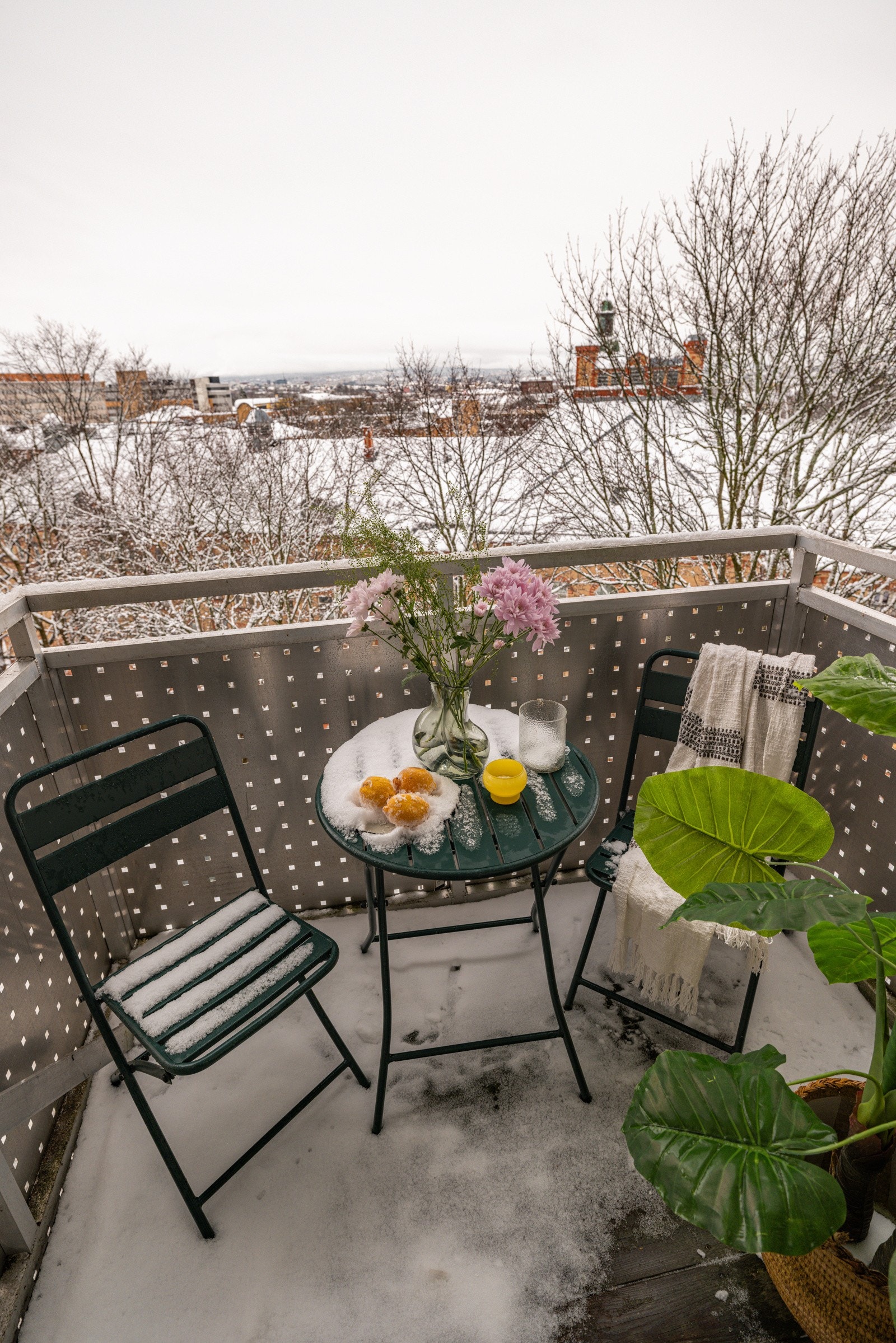 Fra stuen har du utgang til en solrik sydøstvendt balkong på ca. 3m². Balkongen er overbygget, har terrassebord på gulv og plass til et koselig kafé-sett. Galleribilde