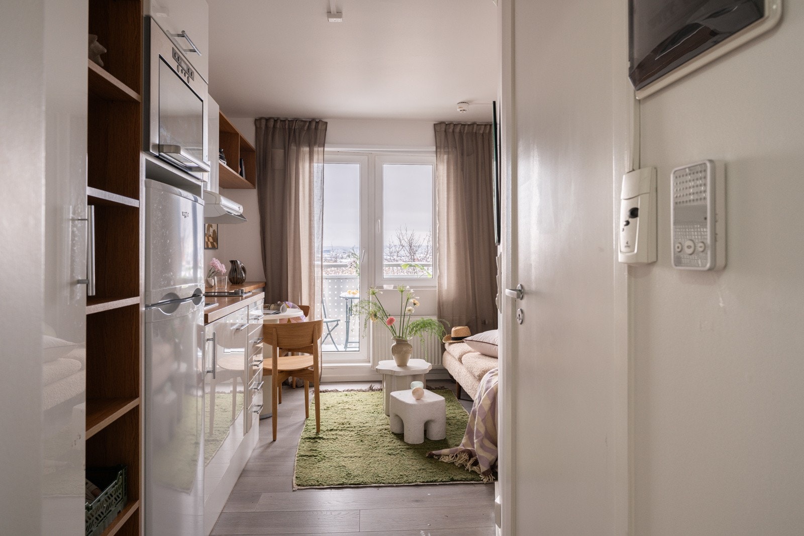 Når du entrer leiligheten har du plass til sko og yttertøy i garderobeskap, samt i åpne trehyller. Porttelefon og sikringsskap med automatsikringer montert på vegg. Galleribilde