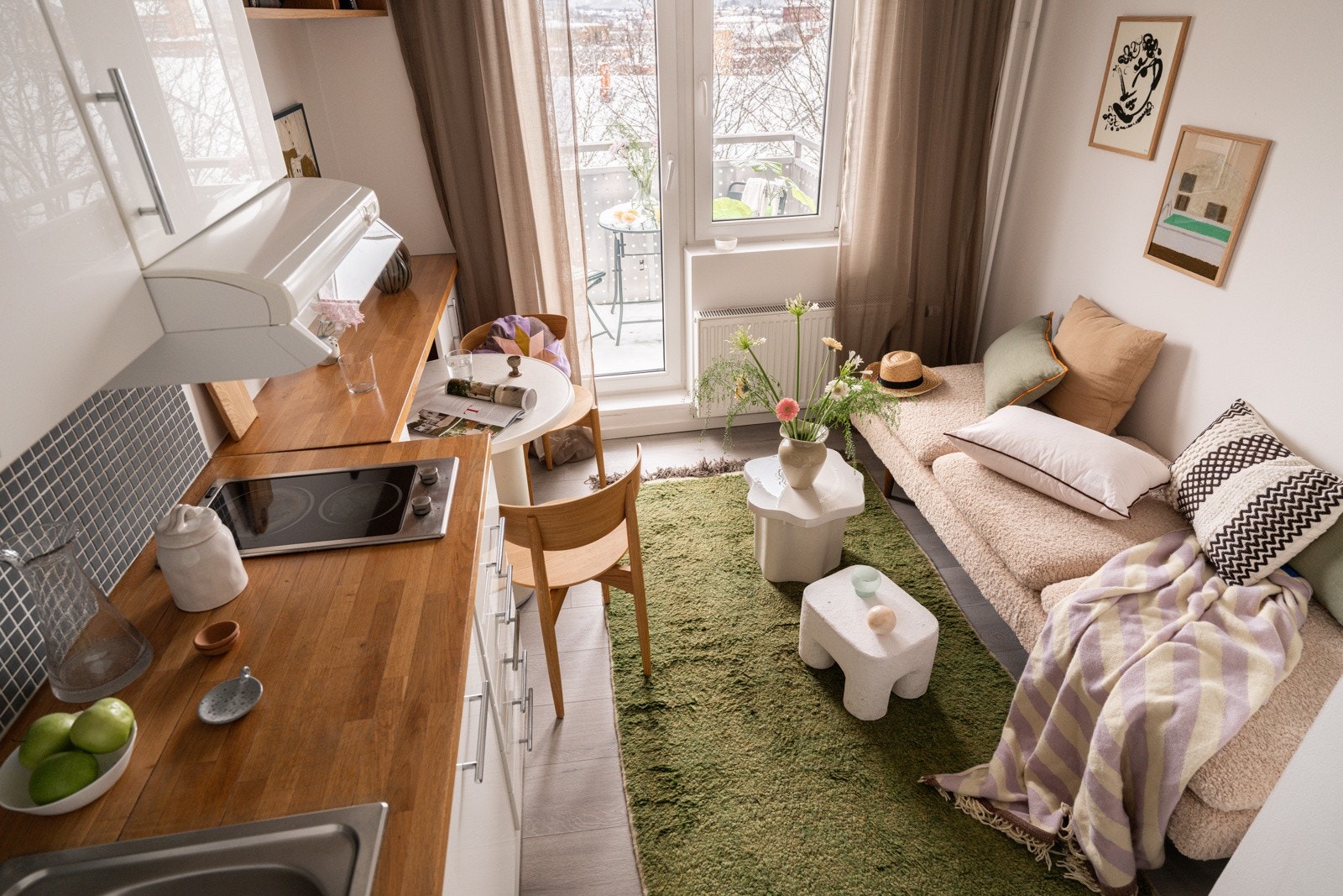 Leiligheten har et lyst og fint oppholdsrom med åpen kjøkkenløsning. Galleribilde