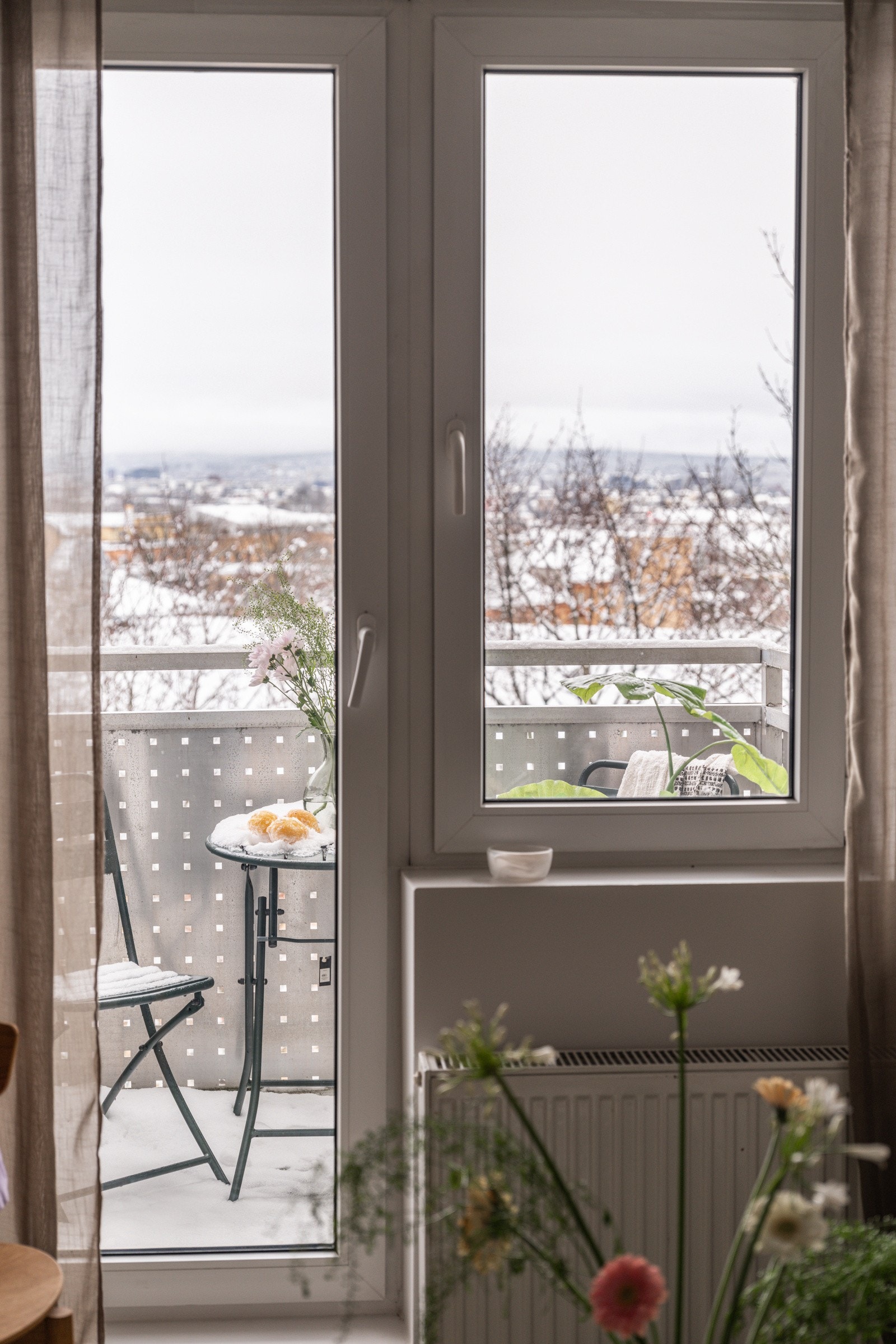 Balkongdøren og vinduet var nye i 2008, og det er bred vinduskarm for planter og dekor. Galleribilde