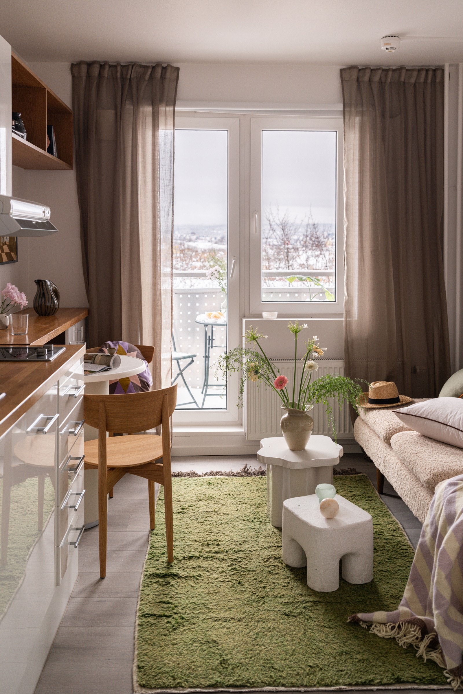 Beliggenheten i byggets 7. etasje med stor vindusflate sørger for rikelig med naturlig lys, samtidig som det ikke er innsyn og fin utsikt. Galleribilde