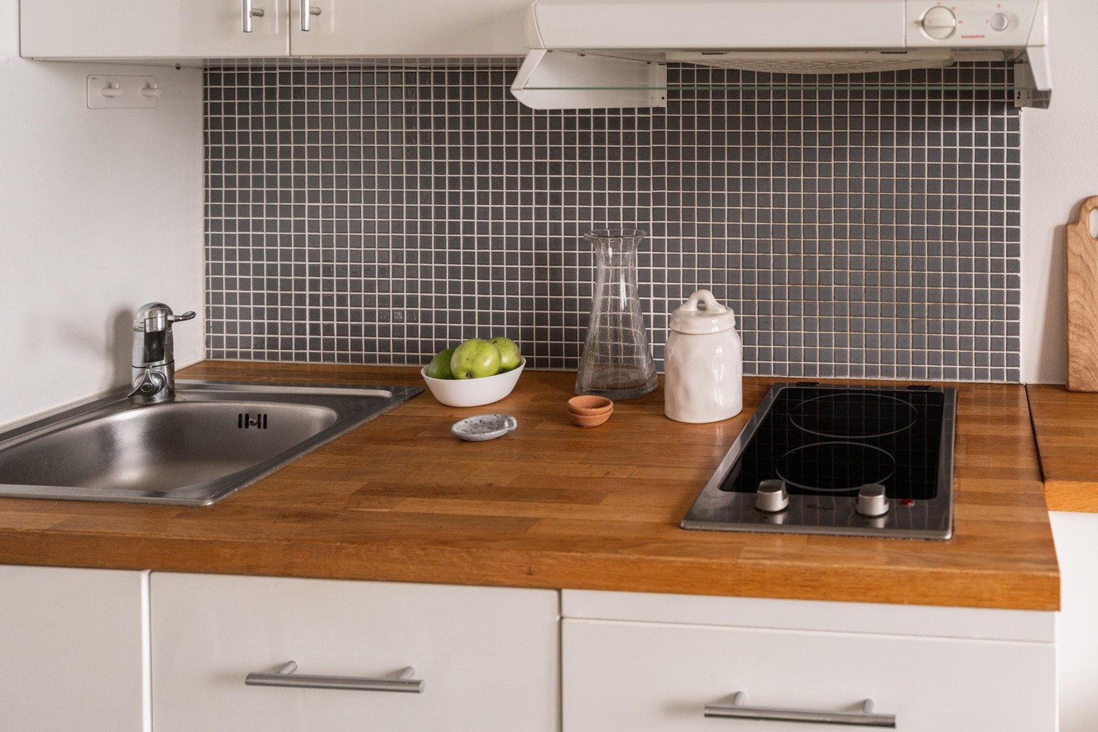 Både fint og praktisk med mosaikkfliser i benkeryggen. Galleribilde