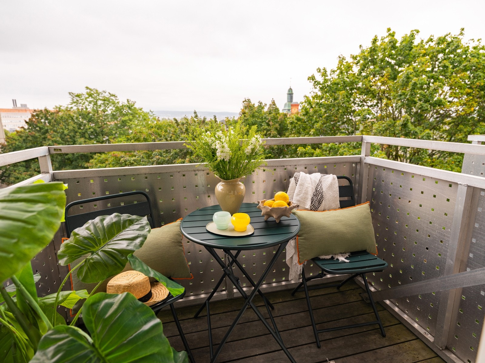 Sommerbilder fra nabobalkong. Galleribilde