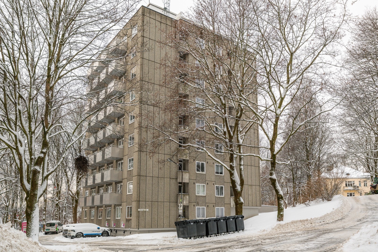 Leiligheten har en fin beliggenhet på Ullevål i nærheten av St. Hanshaugen, Majorstuen og Blindern. Det er kort vei til Damplassen med basseng, fransk bakeri og hyggelige nærbutikker. Galleribilde