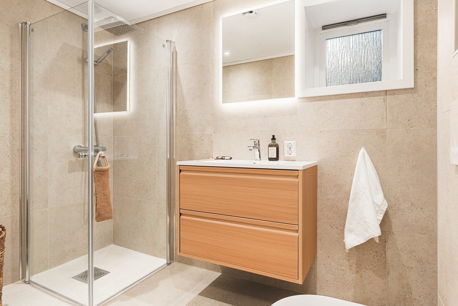 Lekkert helfliset bad med varme i gulv. Galleribilde