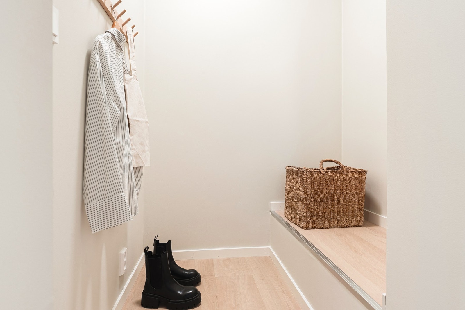 I entré har man god plass til å henge fra seg yttertøy. Galleribilde