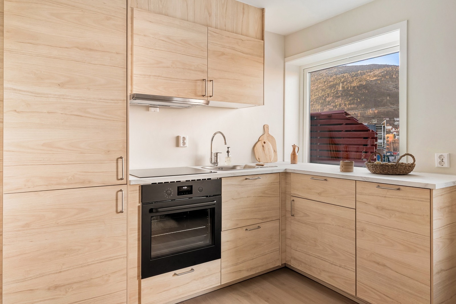 Kjøkkenet har slette fronter og laminat benkeplate. Galleribilde