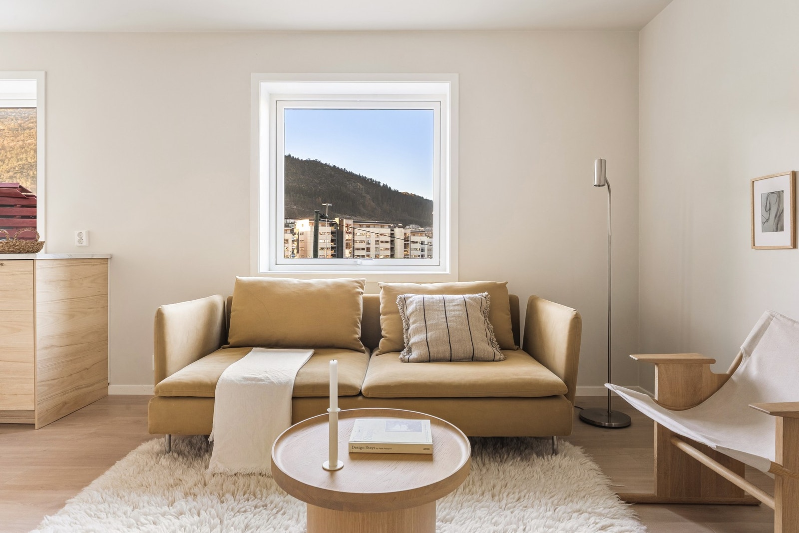 Vinduene i stuen, soverom og gang ble byttet i 2025. Galleribilde