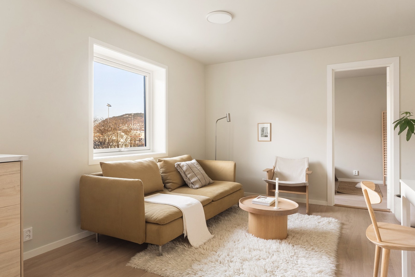 Det er lagt flott nytt laminatgulv og alle overflater er oppusset i 2025. Varmekabler/folie i alle gulvene (utenom garderobe og repos i trapp/gang). Galleribilde