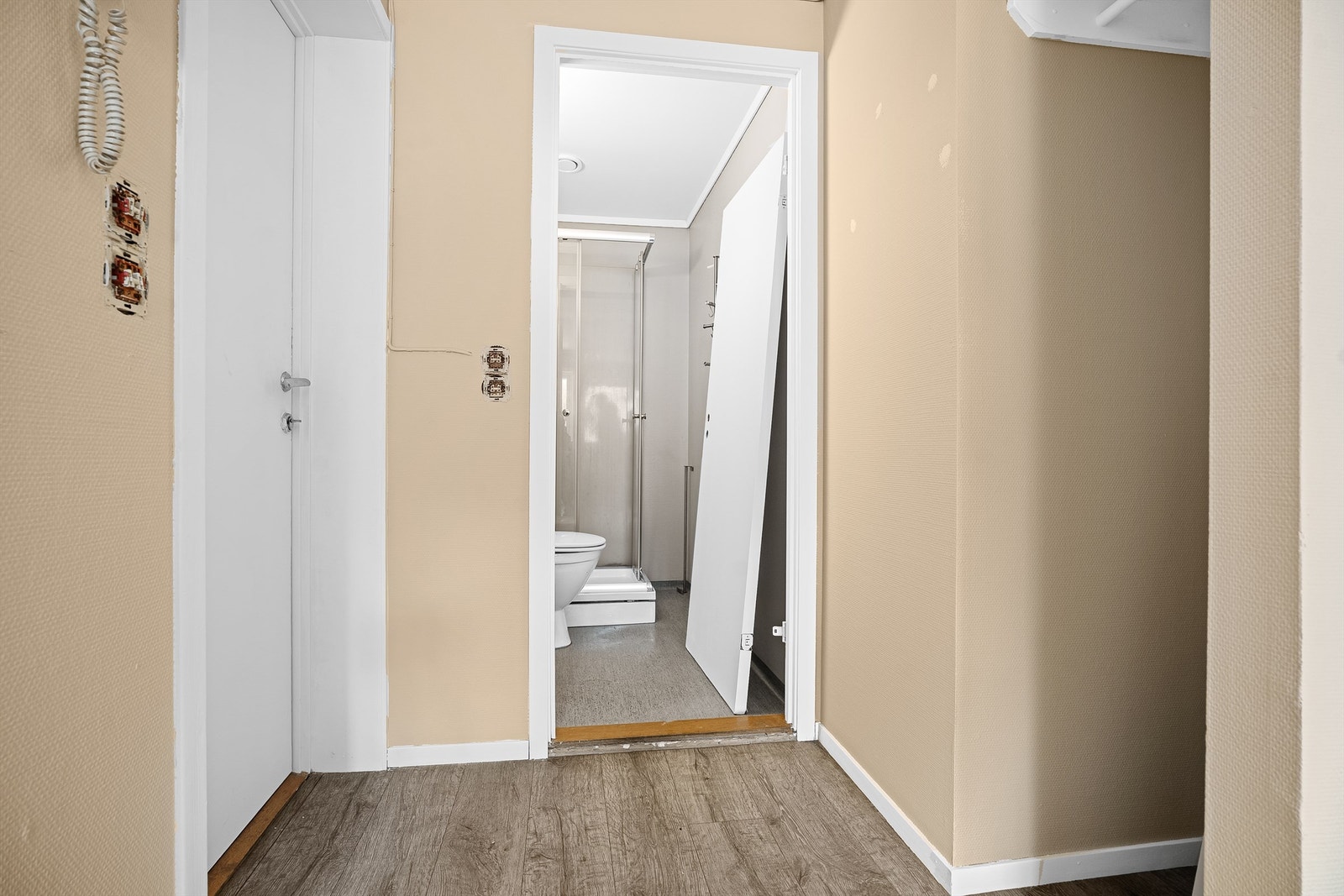 Fra gangen kommer du direkte inn til stue/kjøkken og bad Galleribilde