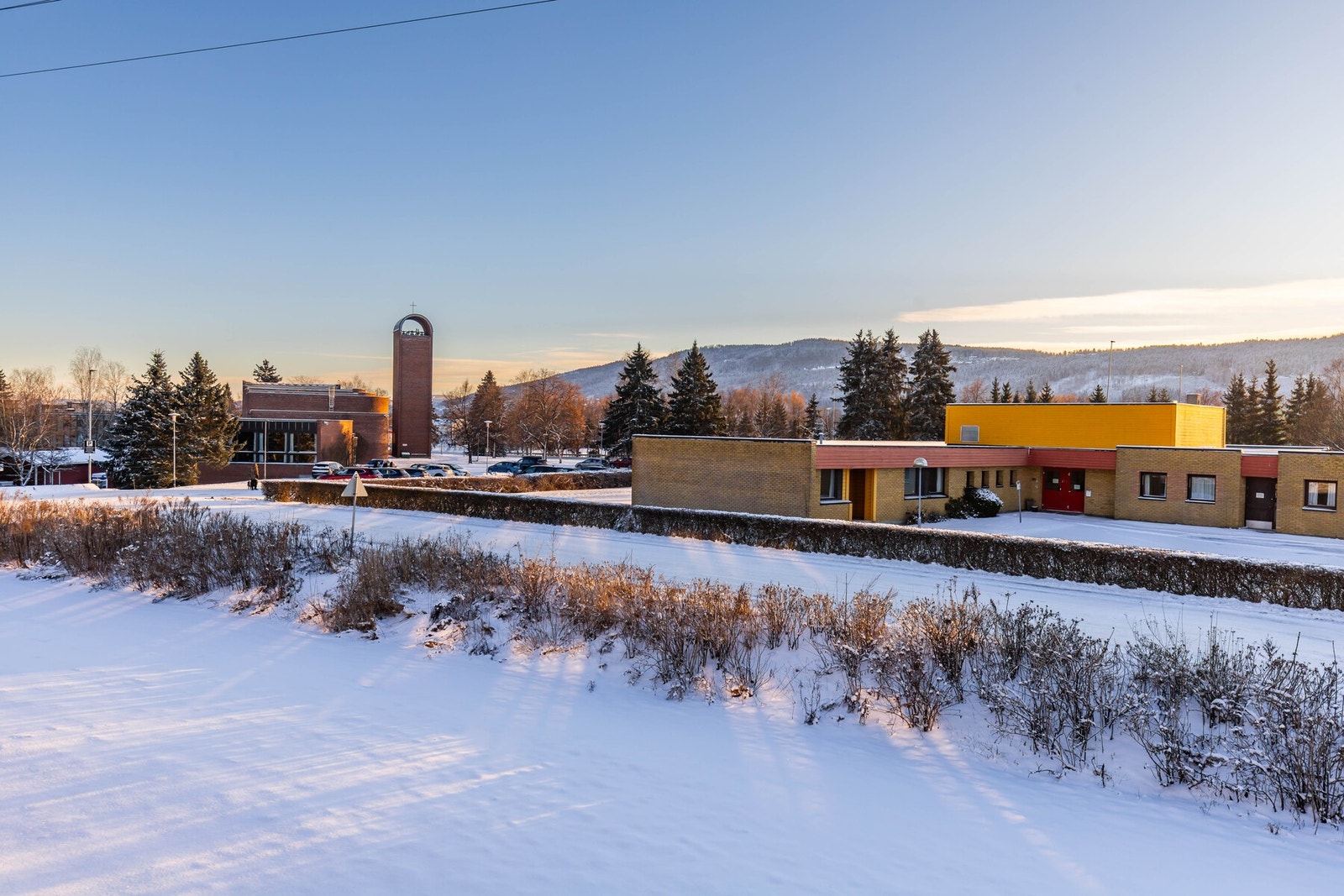 Bebyggelsen ligger i et etablert boligområde med grønne omgivelser. Galleribilde