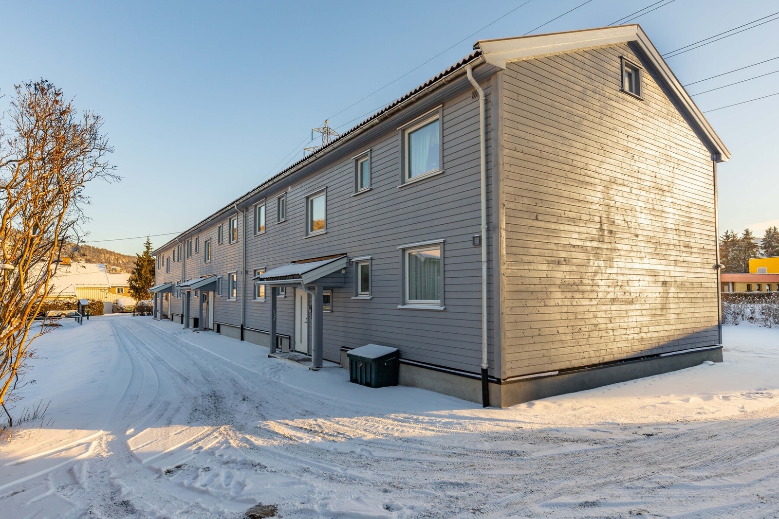 Her bor du med kort vei til flere servicetilbud, samtidig som området oppleves trygt og tilbaketrukket med hyggelige omgivelser. Galleribilde