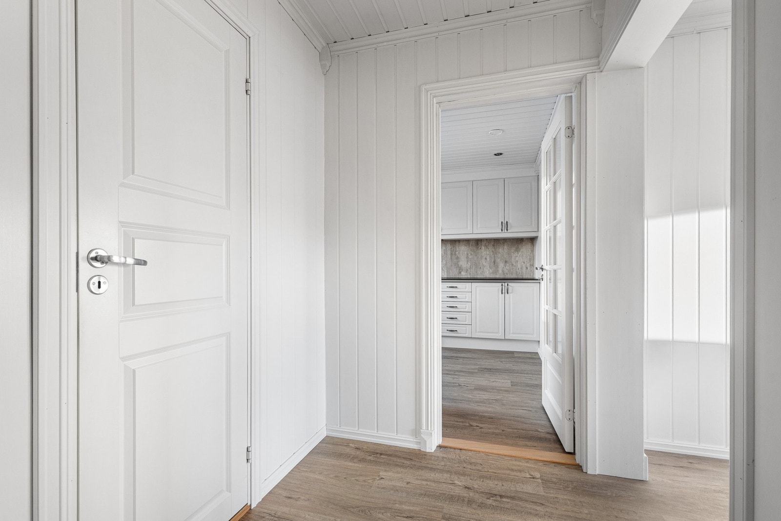 Dette er en trivelig og lettstelt leilighet med en gjennomgående god planløsning og fine oppholdsrom. Galleribilde