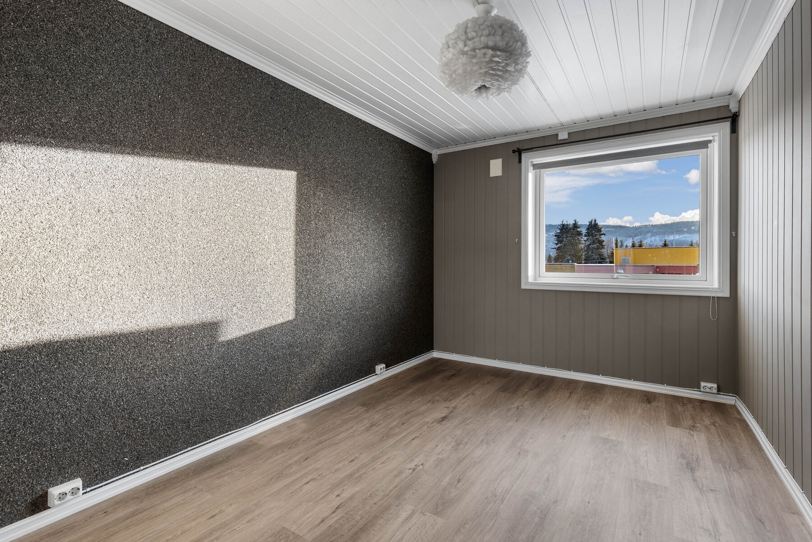 Romslig soverom med god plass til dobbeltseng med tilhørende nattbord. Galleribilde