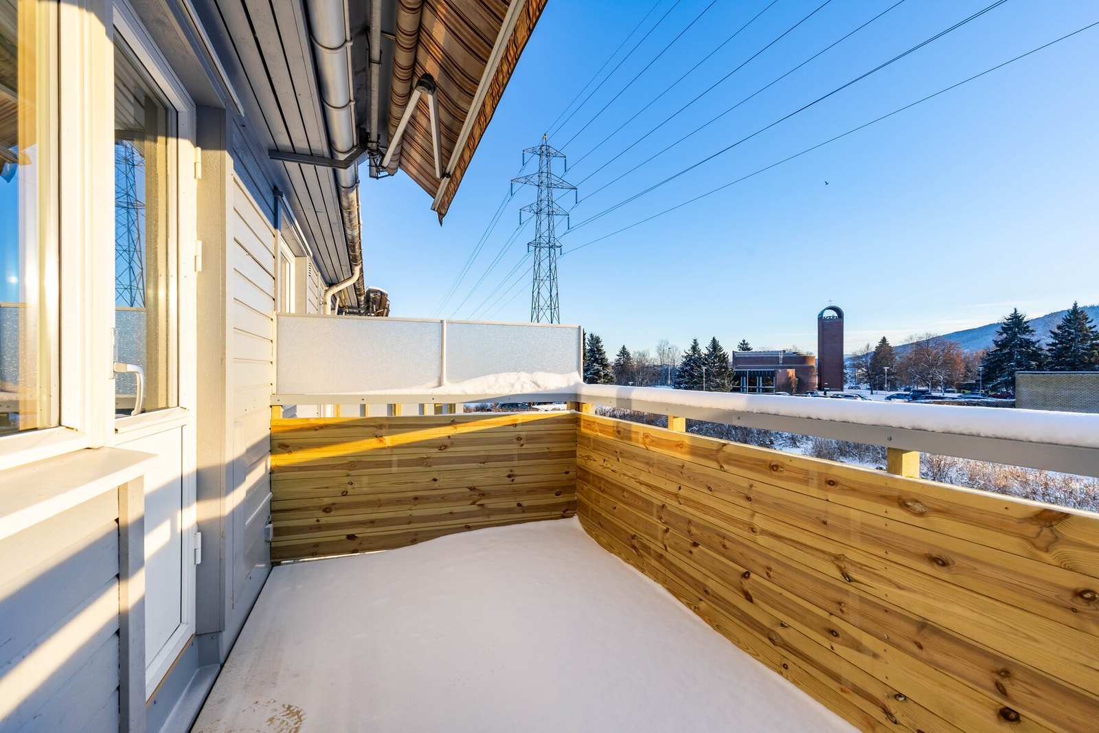 Her er det plass til utemøbler, og balkongen egner seg godt både til morgenkaffen, avslapping i solen og hyggelige sommermåltider. Galleribilde