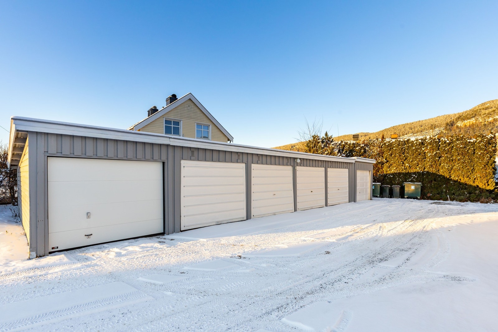 Parkering for én bil i felles gårdsplass. Galleribilde