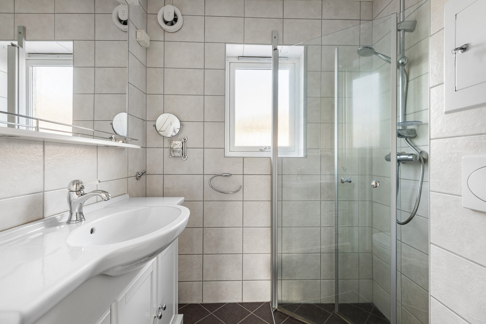 Pent flislagt bad med varmekabler i gulv. Galleribilde