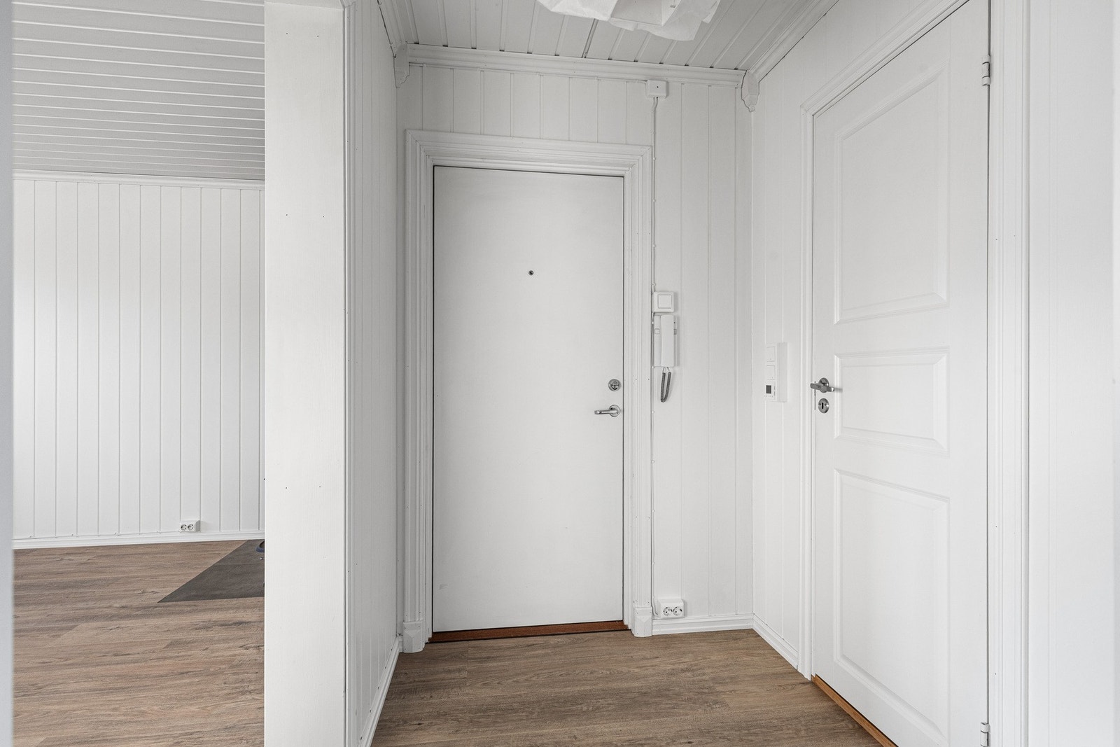 Lys og pen entré med fin plass til å henge av seg yttertøy. Galleribilde