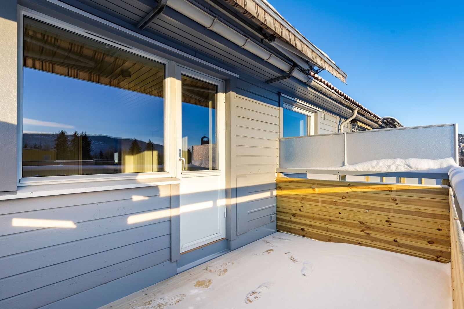 Balkongen gir fin plass for et utemøblement og har gode solforhold med sol fra ca 08.00 til ca kl 18.00 midtsommers. Galleribilde