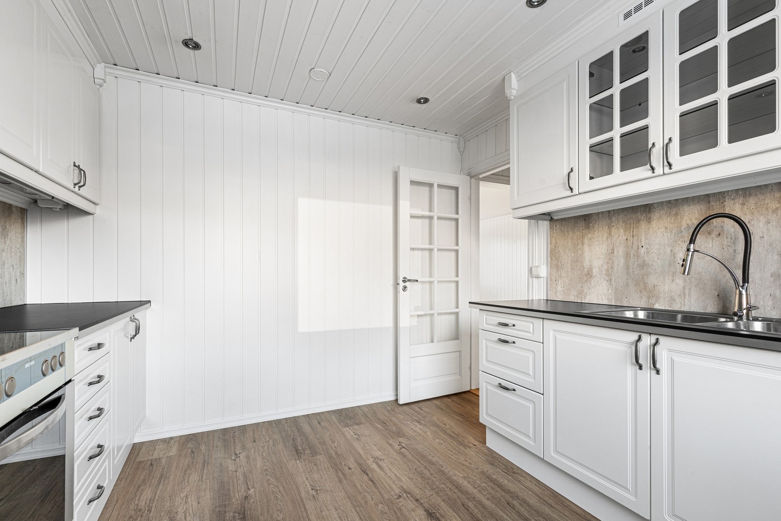 Kjøkkenet har rikelig med oppbevaringsplass i over- og underskap samt skuffer. Galleribilde