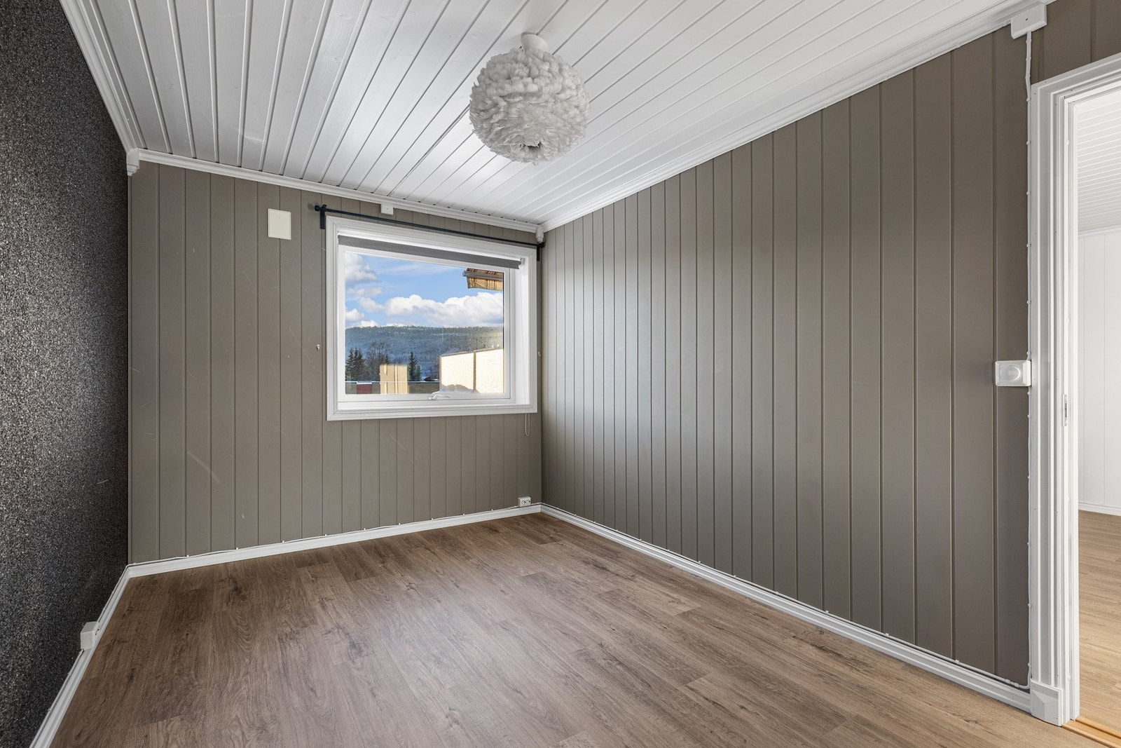 Soverommet har panel og en fondvegg. Galleribilde