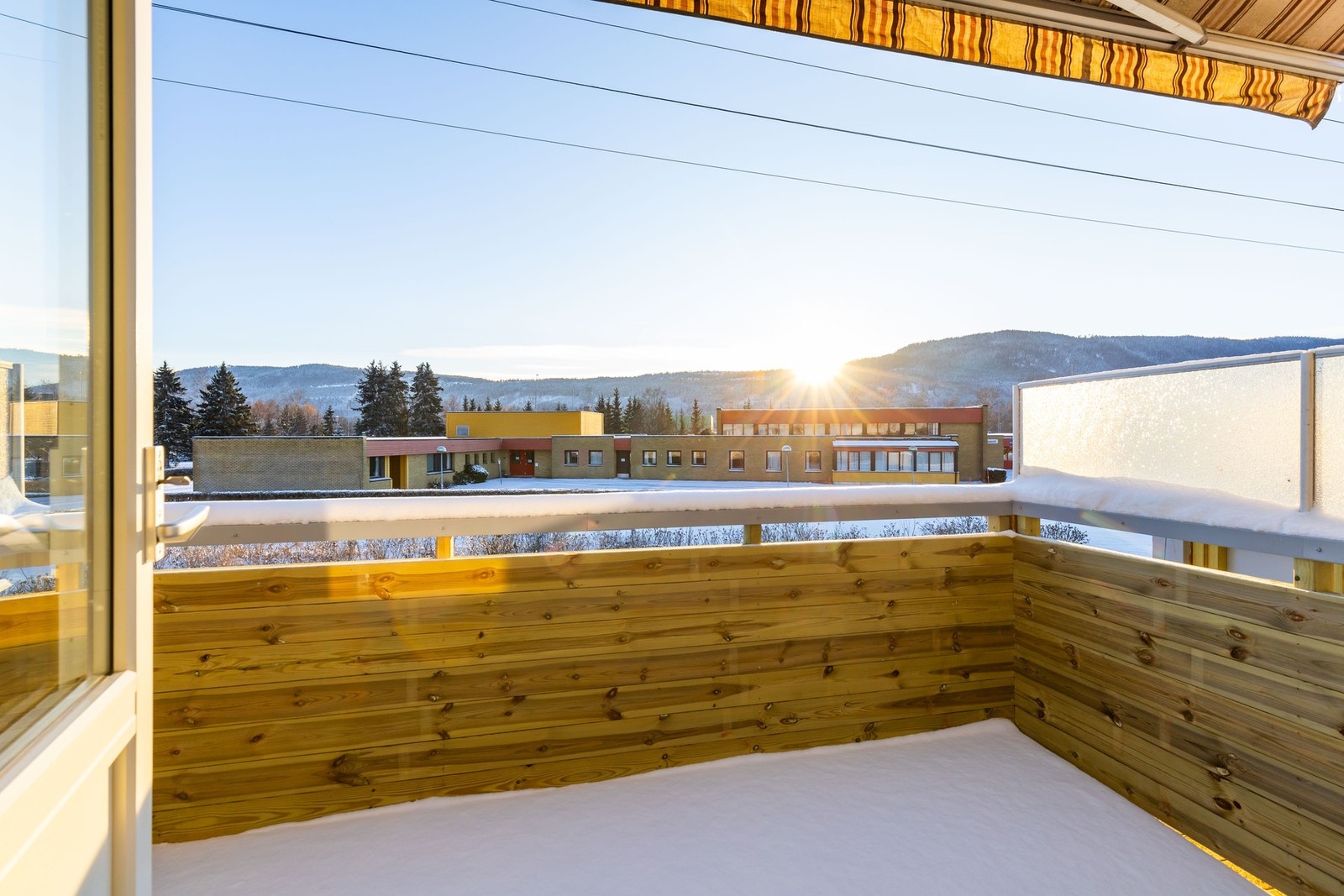 Det er meget gode solforhold på balkongen, og har markise. Galleribilde