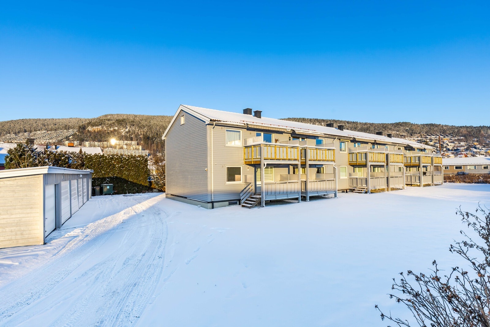 Leiligheten ligger i et etablert boligområde i Drammen, og passer svært godt for både førstegangskjøpere, enslige, par eller som et praktisk pendlerhjem. Galleribilde