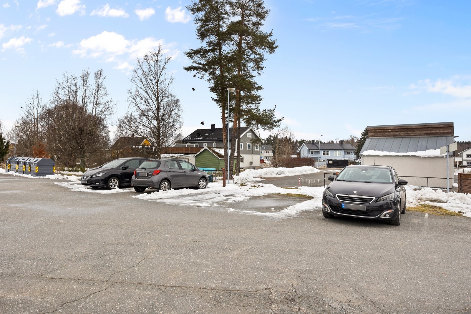 Parkeringsplass på borettslagets felles oppstillingsplass, lett tilgjengelig og praktisk. Galleribilde