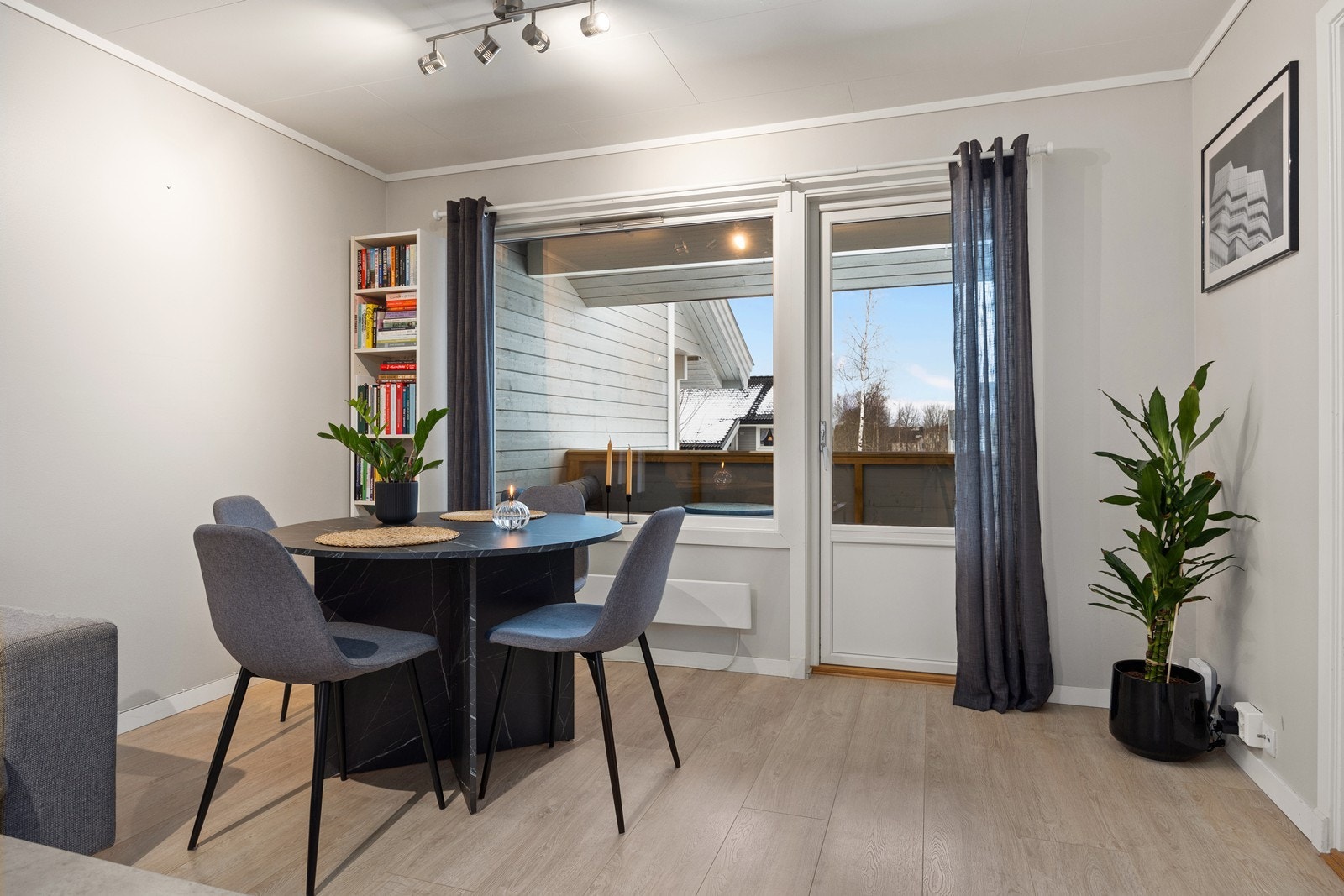 Spisestue med plass til flere gjester og direkte utgang til vestvendt balkong - perfekt for måltider og sosiale sammenkomster med godt lys fra store vindusflater. Galleribilde