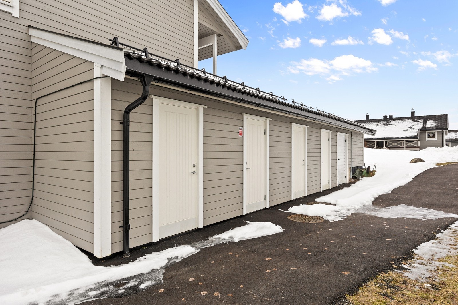 Praktisk utvendig bod som tilfører ekstra oppbevaringsmuligheter og bidrar til et ryddig hjem. Galleribilde