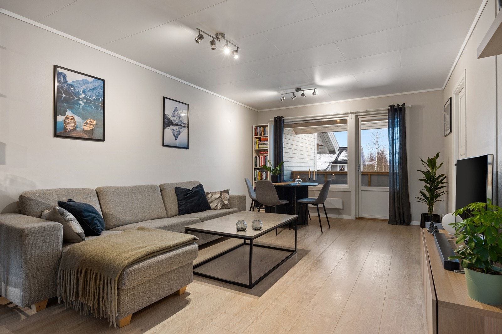 Romslig og innbydende stue med god plass til både sofagruppe og spisebord. Store vindusflater og utgang til vestvendt balkong gir rikelig med lys og fine ettermiddags- og kveldstimer. Galleribilde