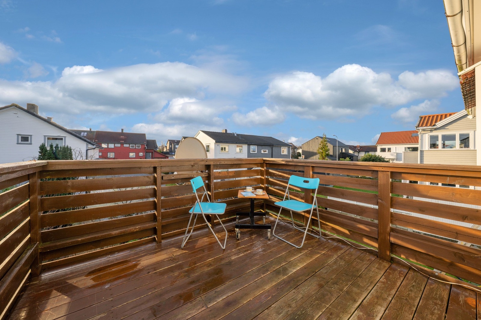 Solrik sørvendt balkong hvor en kan nyte solen. Galleribilde