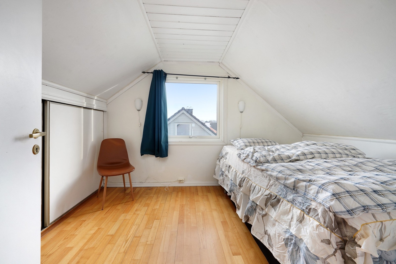 Soverom på loft med lagringsplass (antatt ikke godkjent). Galleribilde