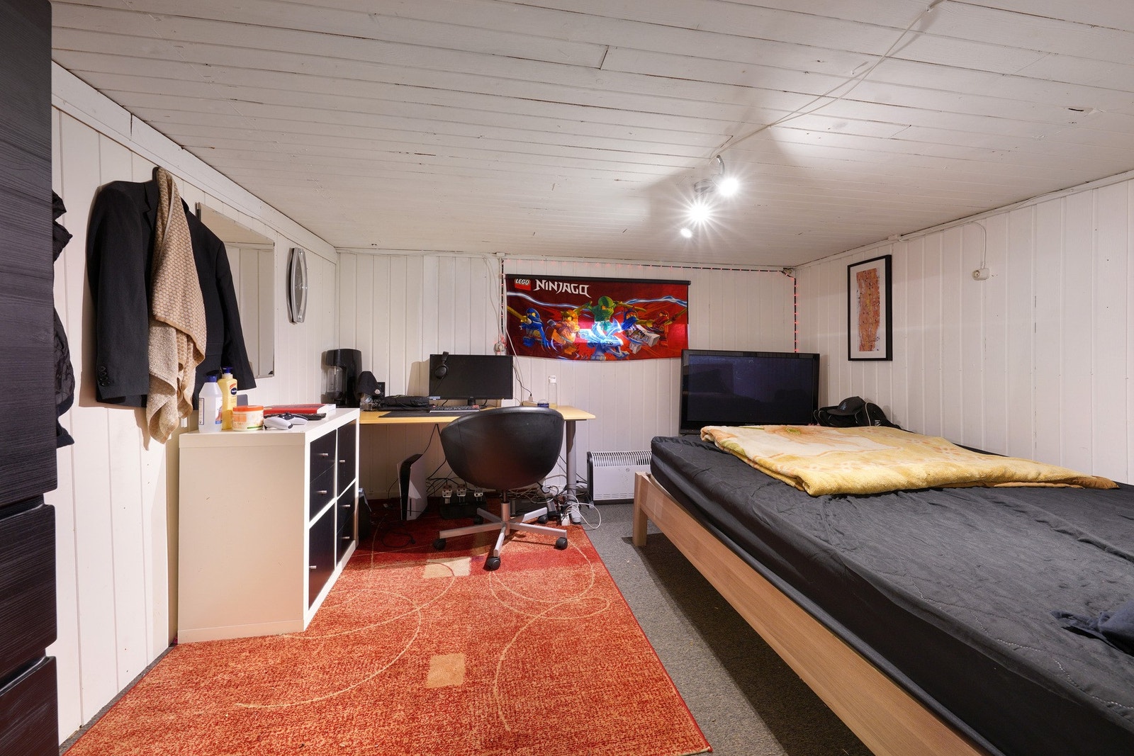 Innredet rom i kjeller. Det er også rom for vaskemaskin og tørketrommel, samt bod til lagring. Galleribilde