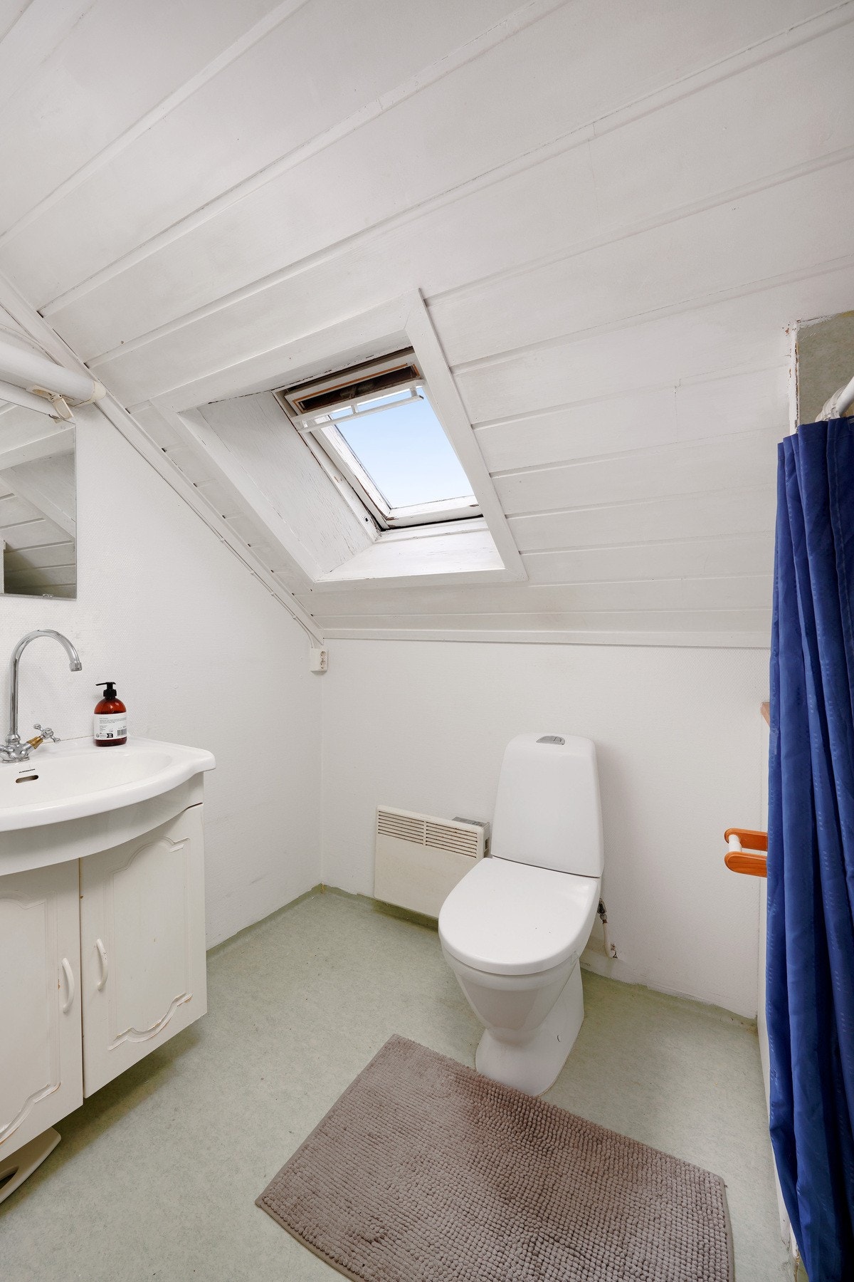 Bad på loft med dusjnisje, toalettet er fra 2020. Galleribilde