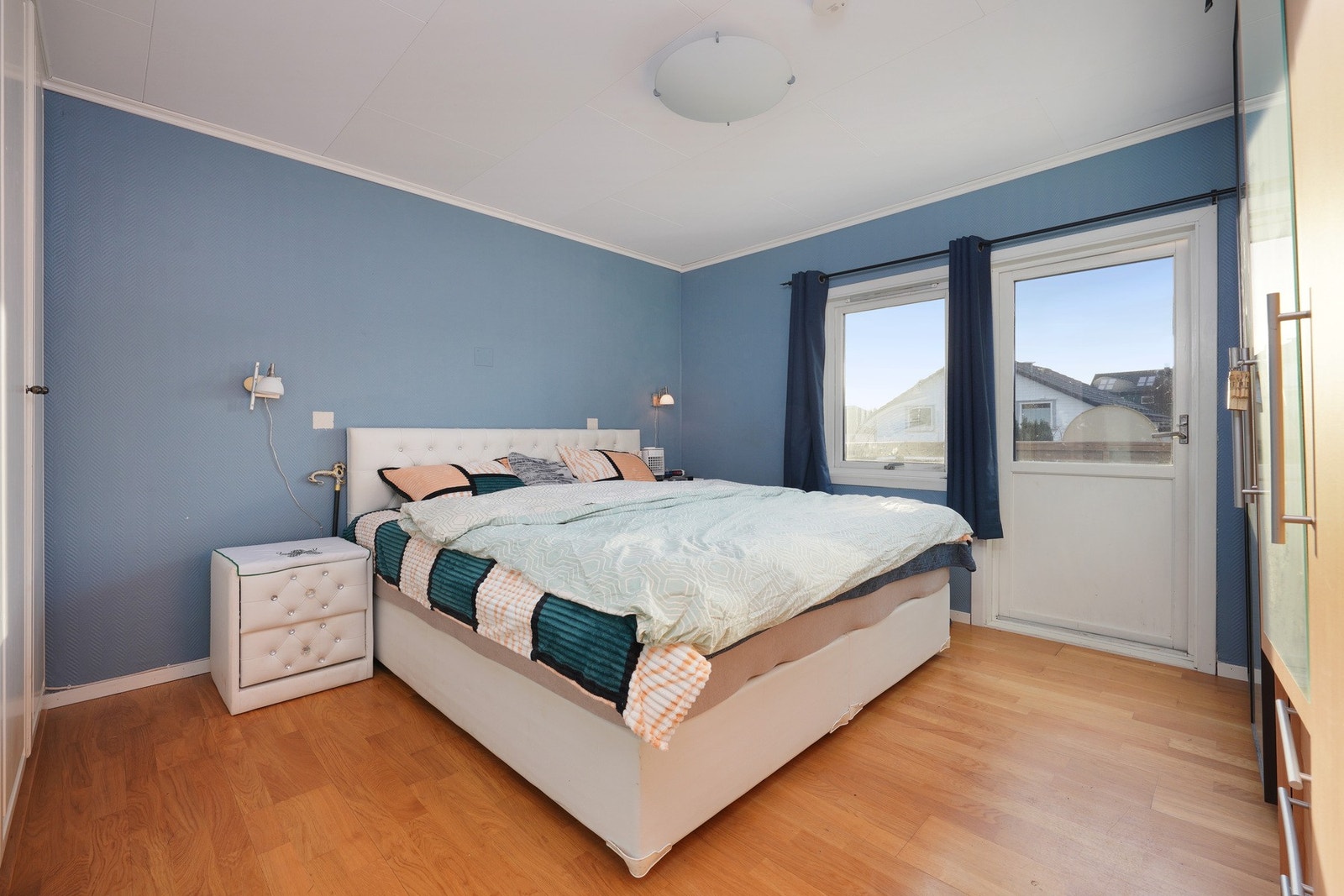 Hovedsoverom med utgang til balkong. Galleribilde
