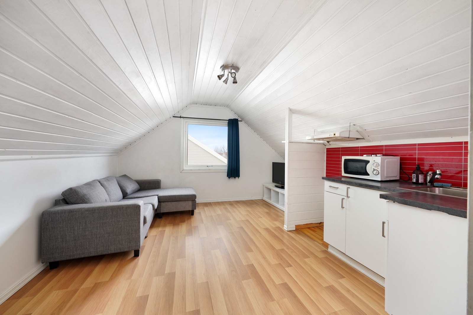 Loftet har en åpen planløsning i stuen og kjøkkenet. Galleribilde