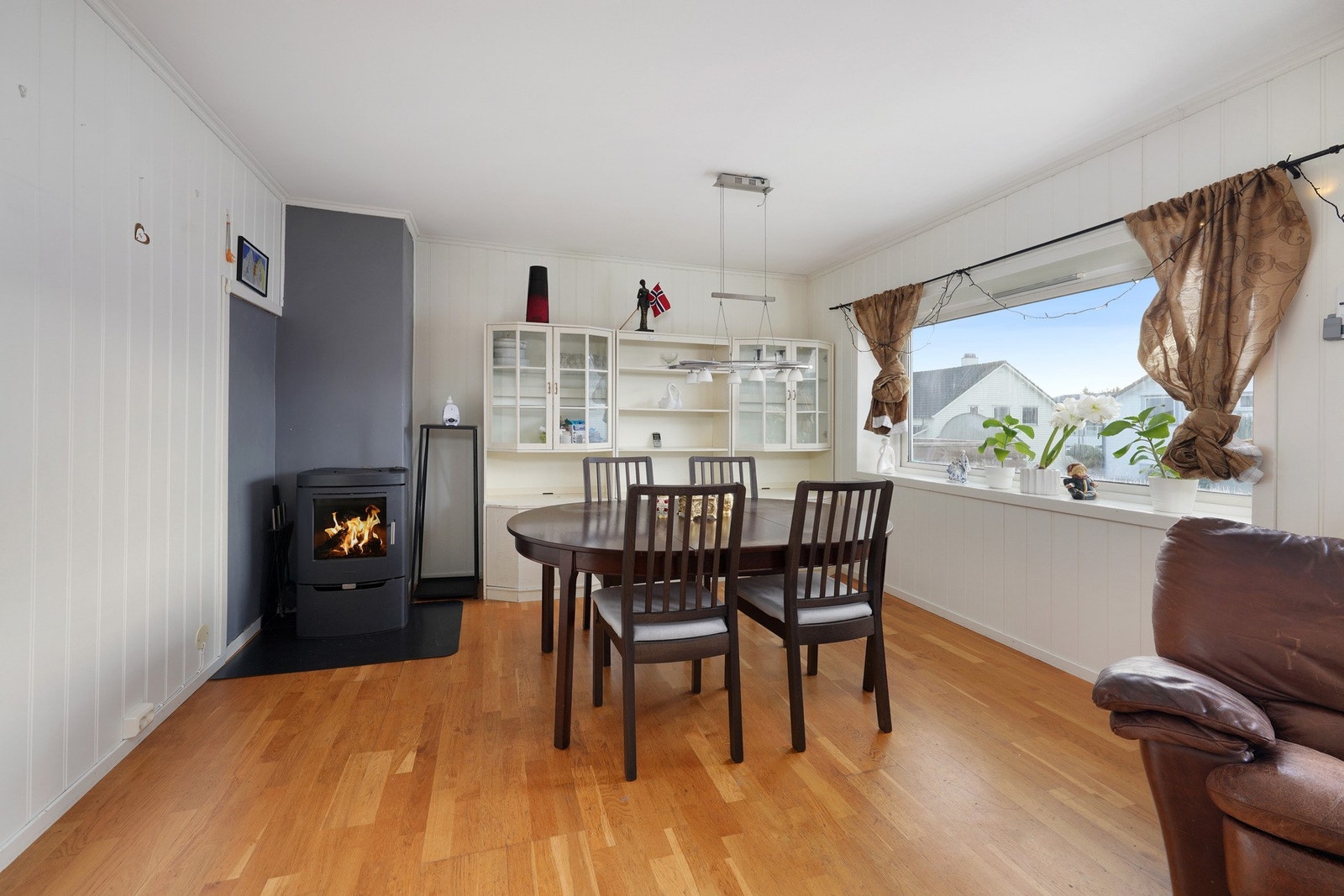 Velkommen inn! Lys, trivelig spisestue med vedovn. Galleribilde