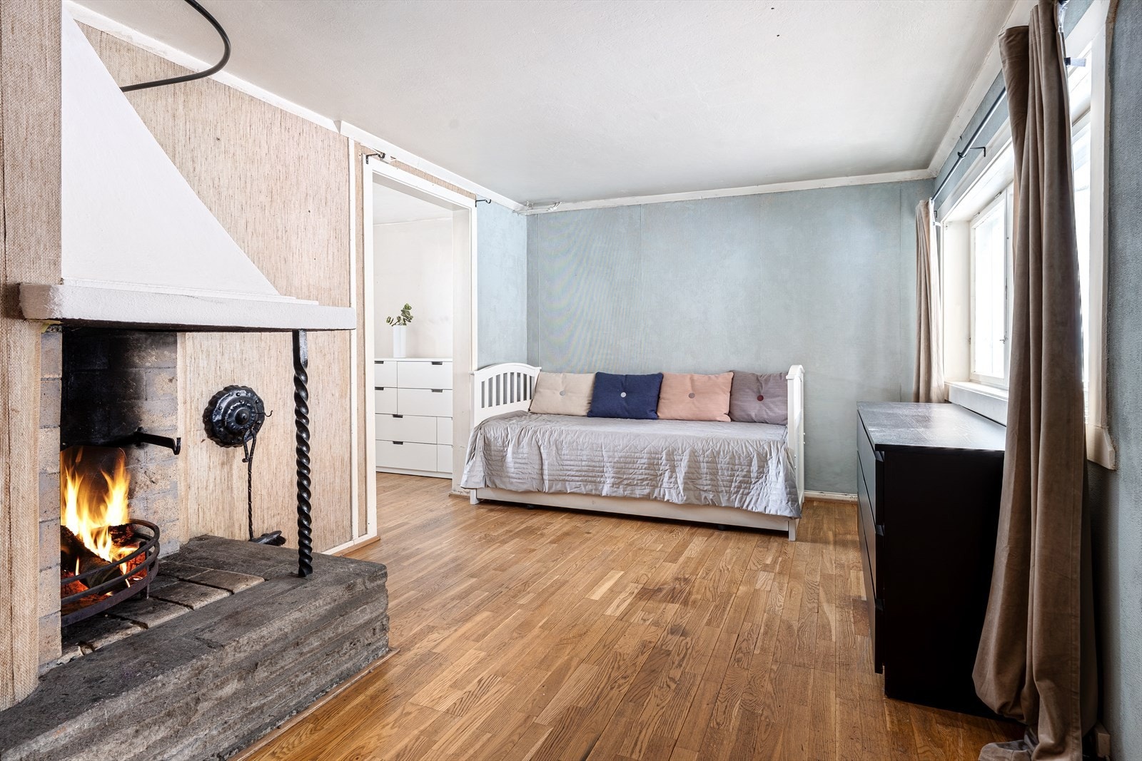 Koselig peisestue i boligens underetasje, her er det utgang til de idylliske uteområdene. Galleribilde