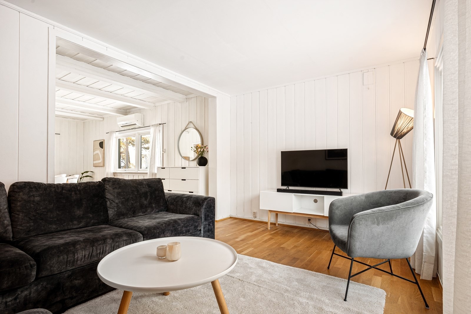 Det er god plass til en romslig sofa inne i denne stuekroken. Galleribilde