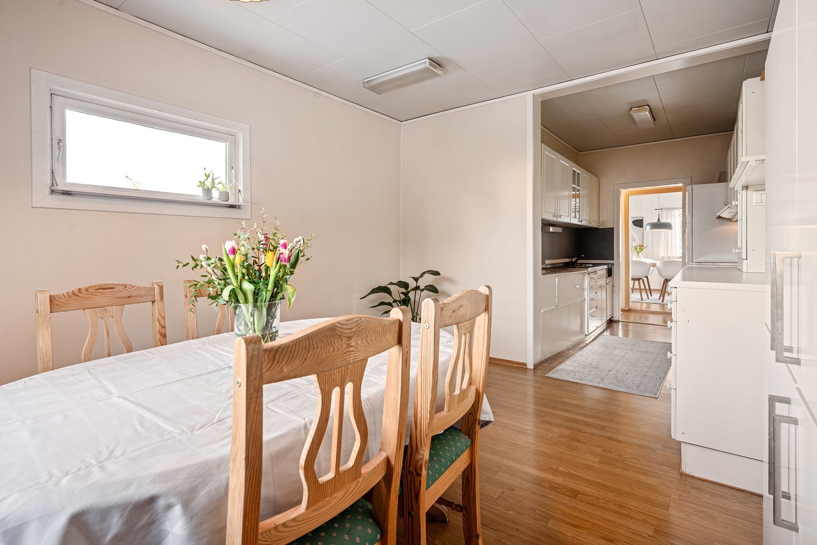 Romslig rom som i dag har kjøkkeninnredning og egen spisestue. Galleribilde