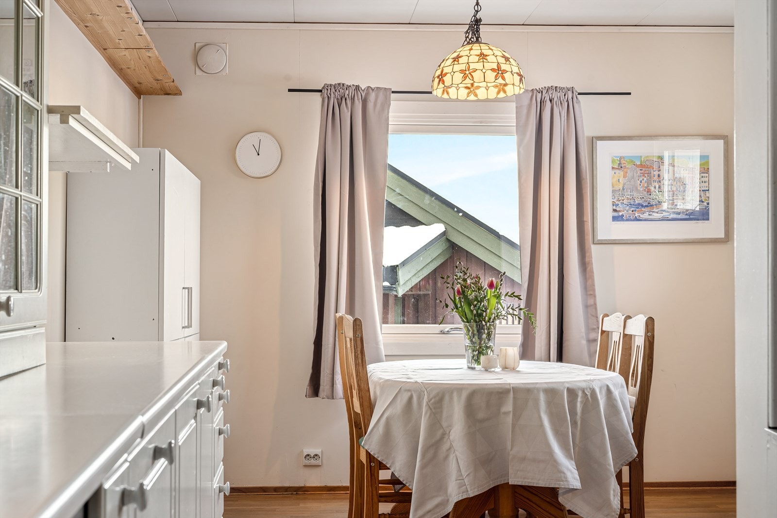 Praktisk med egen spisesplass på kjøkkenet. Galleribilde