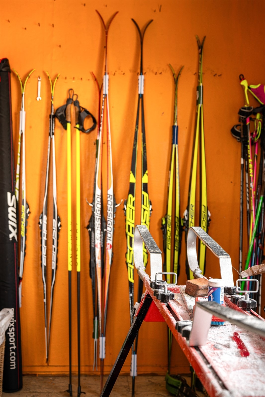 Det er godt med lagringsplass i uthuset, et rom/bygg med stort potensial. Galleribilde