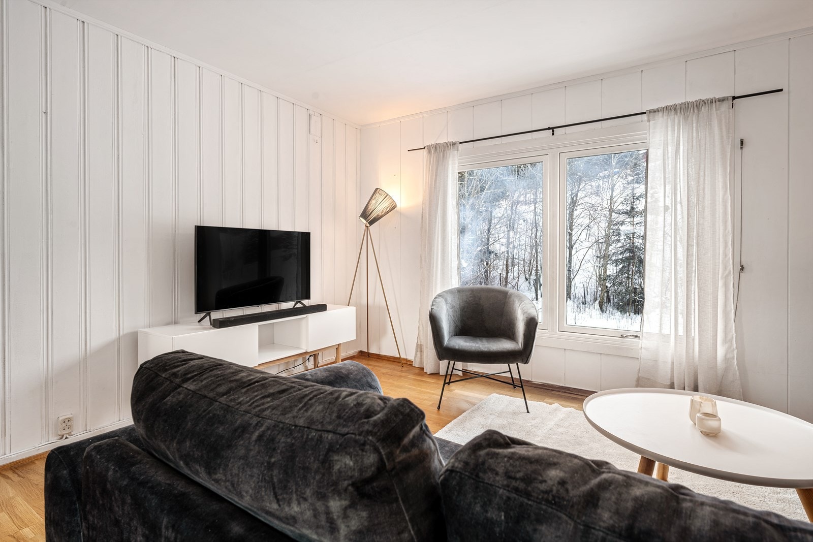 Stuen er delt inn i to soner, som gir god plass for hele familien. Galleribilde