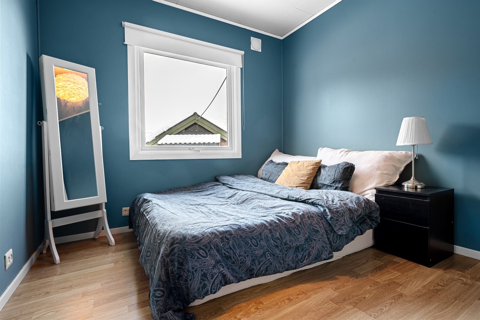 Romslig soverom med god plass for garderobeløsning. Galleribilde