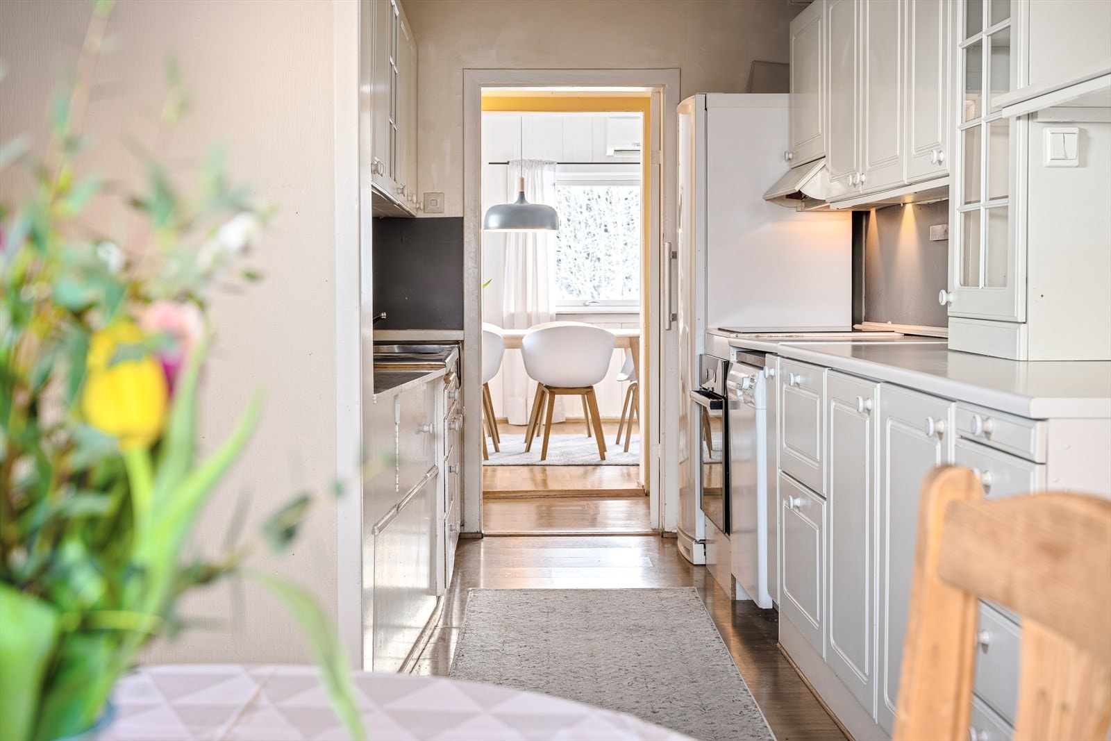 Kjøkkenet er praktisk plassert i boligen, i nærheten av inngangen og stuen. Galleribilde