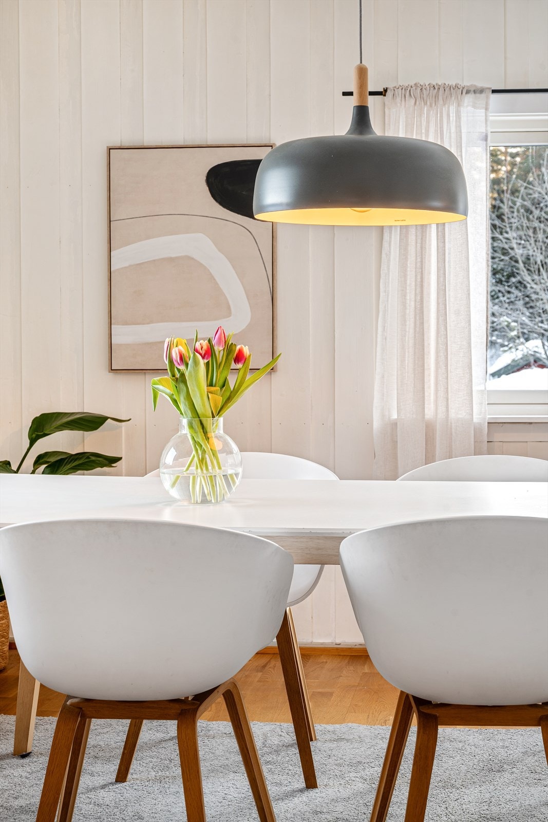 Det er varmepumpe og peis. Galleribilde