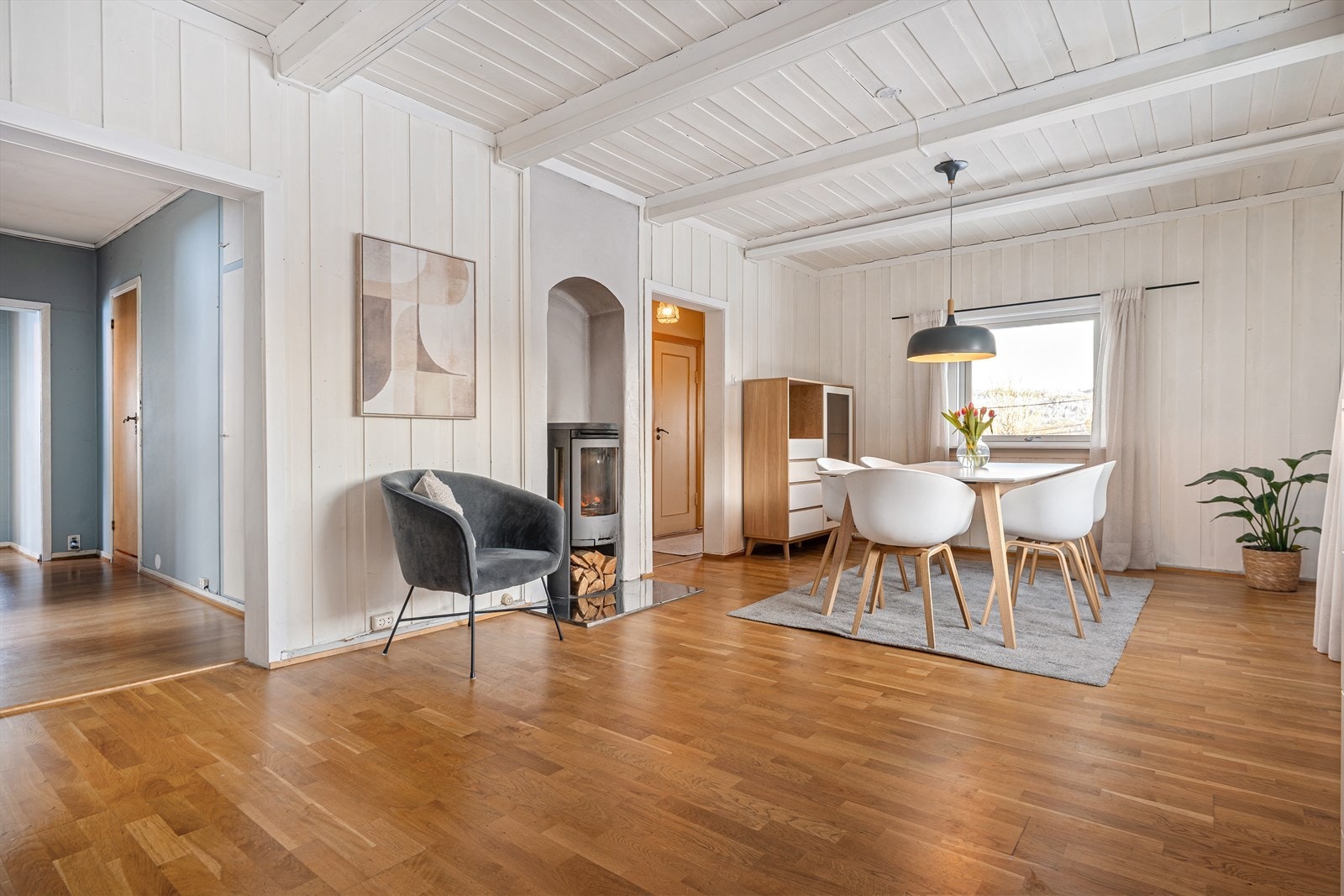 Stuen er malt i lyse farger. Galleribilde