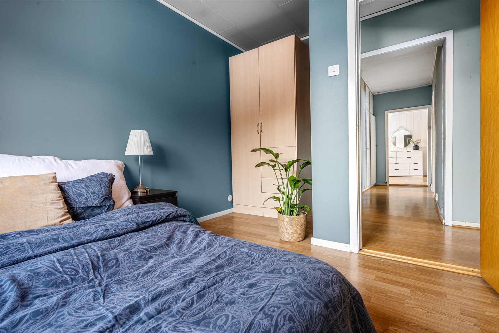 Det er god plass for skap i egen krok på rommet. Galleribilde