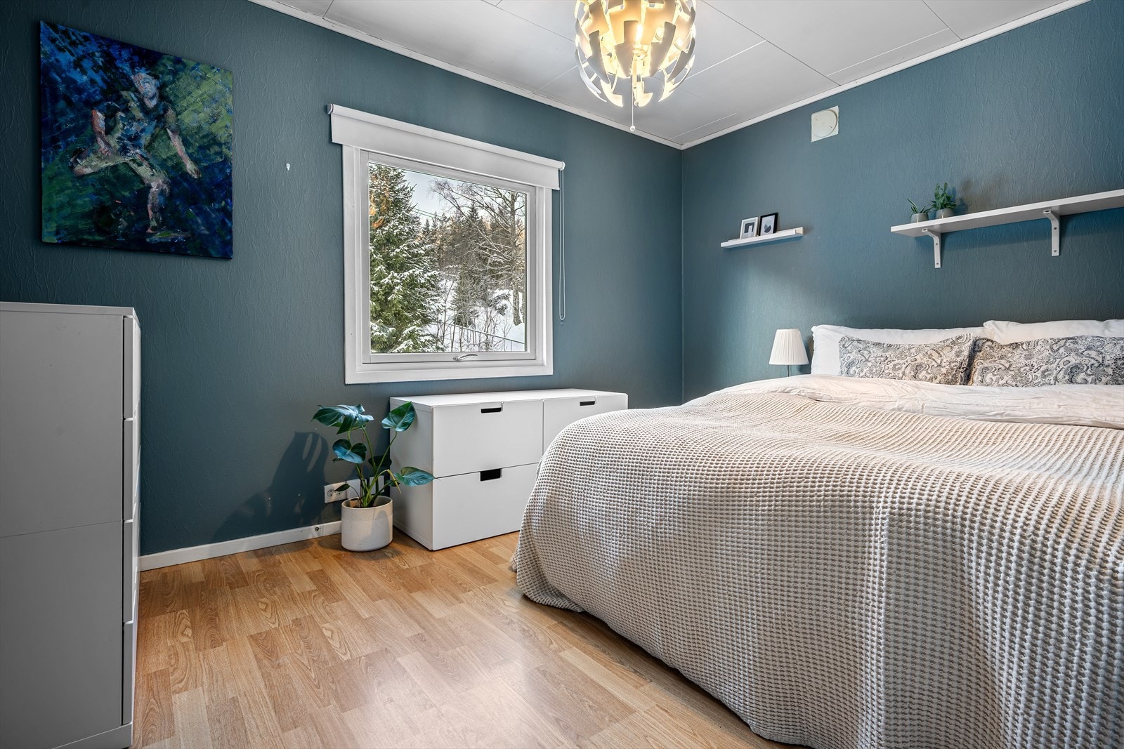 Koselig soverom hvor du finner roen med marka rett utenfor vinduet. Galleribilde